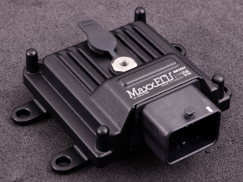 MaxxECU MINI unit with threaded MAP connection (without internal CAN resistor)